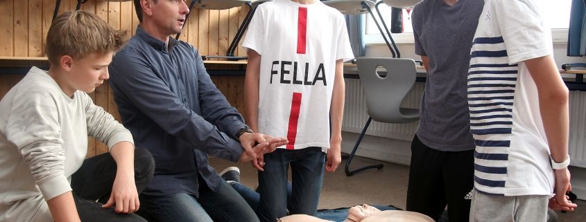 erste hilfe kurs der schülerinnen und schüler aus dem internat landschulheim steinmühle in marburg, hessen