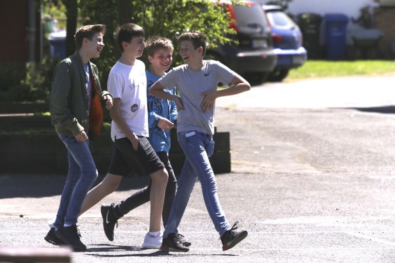 153552888824602517-1 vier schüler der internatsschule steinmühle in deutschland auf dem schulhof
