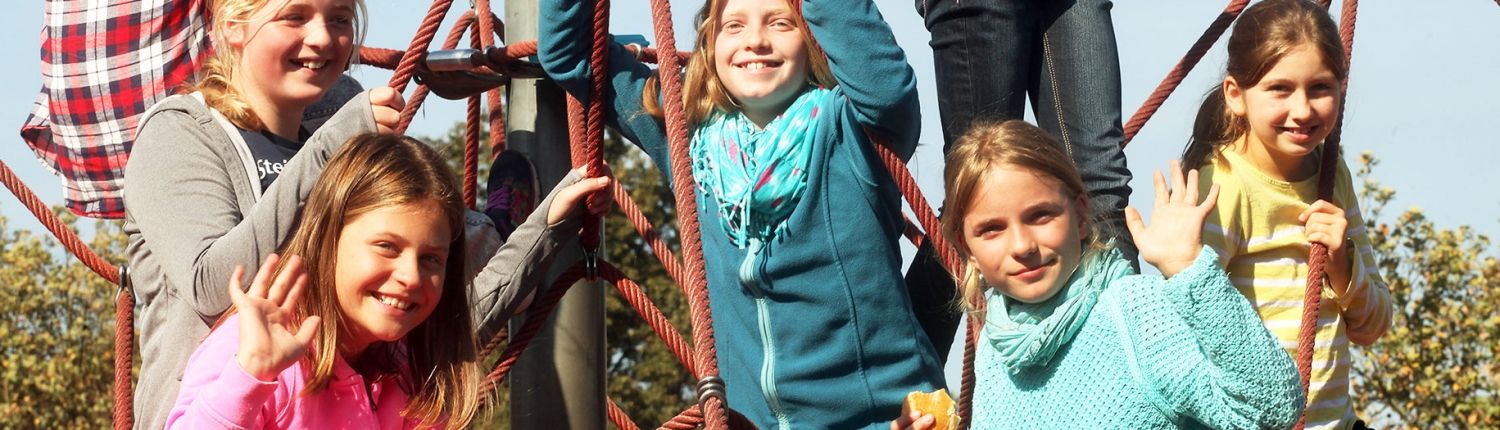 Gymnasium_Steinmuehle Glückliche Schülerin aus der Schule & Internat Steinmühle auf dem Schulhof in Marburg, Hessen