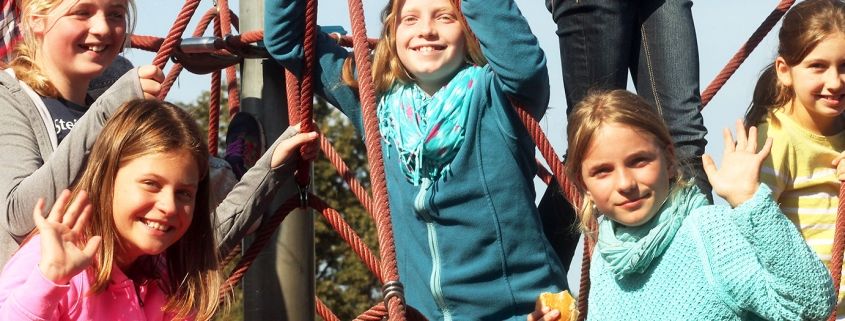 Glückliche Schülerin aus der Schule & Internat Steinmühle auf dem Schulhof in Marburg, Hessen