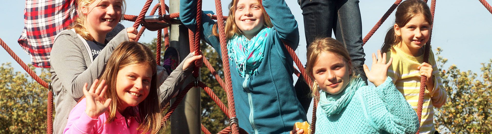 Gymnasium_Steinmuehle Glückliche Schülerin aus der Schule & Internat Steinmühle auf dem Schulhof in Marburg, Hessen