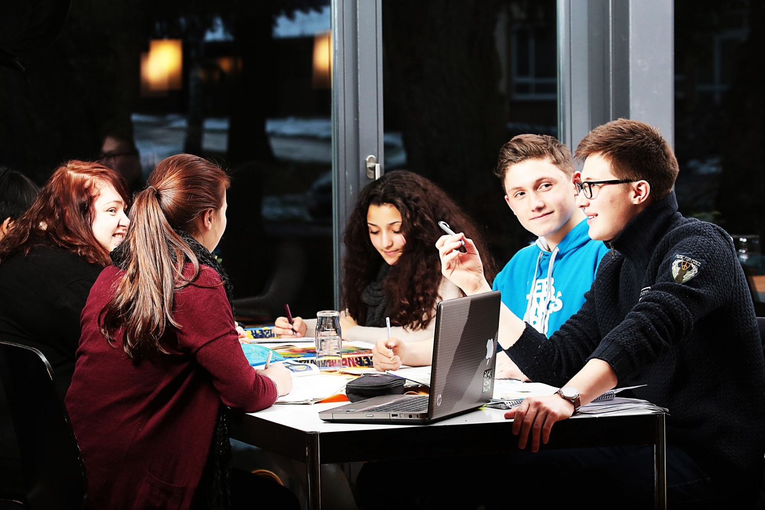 Lernbuero Schülerinnen und Schüler aus dem Förderinternat Steinmühle für Schwererziehbare und hochbegabte beim Lernen im Lernbüro in Marburg, Hessen