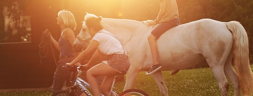 Schüler, Schülerin und Lehrerin aus dem Sportinternat Steinmühle reiten auf dem Reitgelände der Schule in Marburg, Hessen