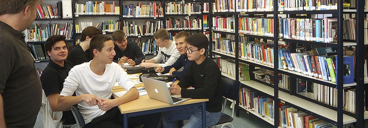 Steinmuehle_Bibliothek Schüler lernen in der Bibliothek in der Internatsschule Steinmühle in Marburg, Hessen