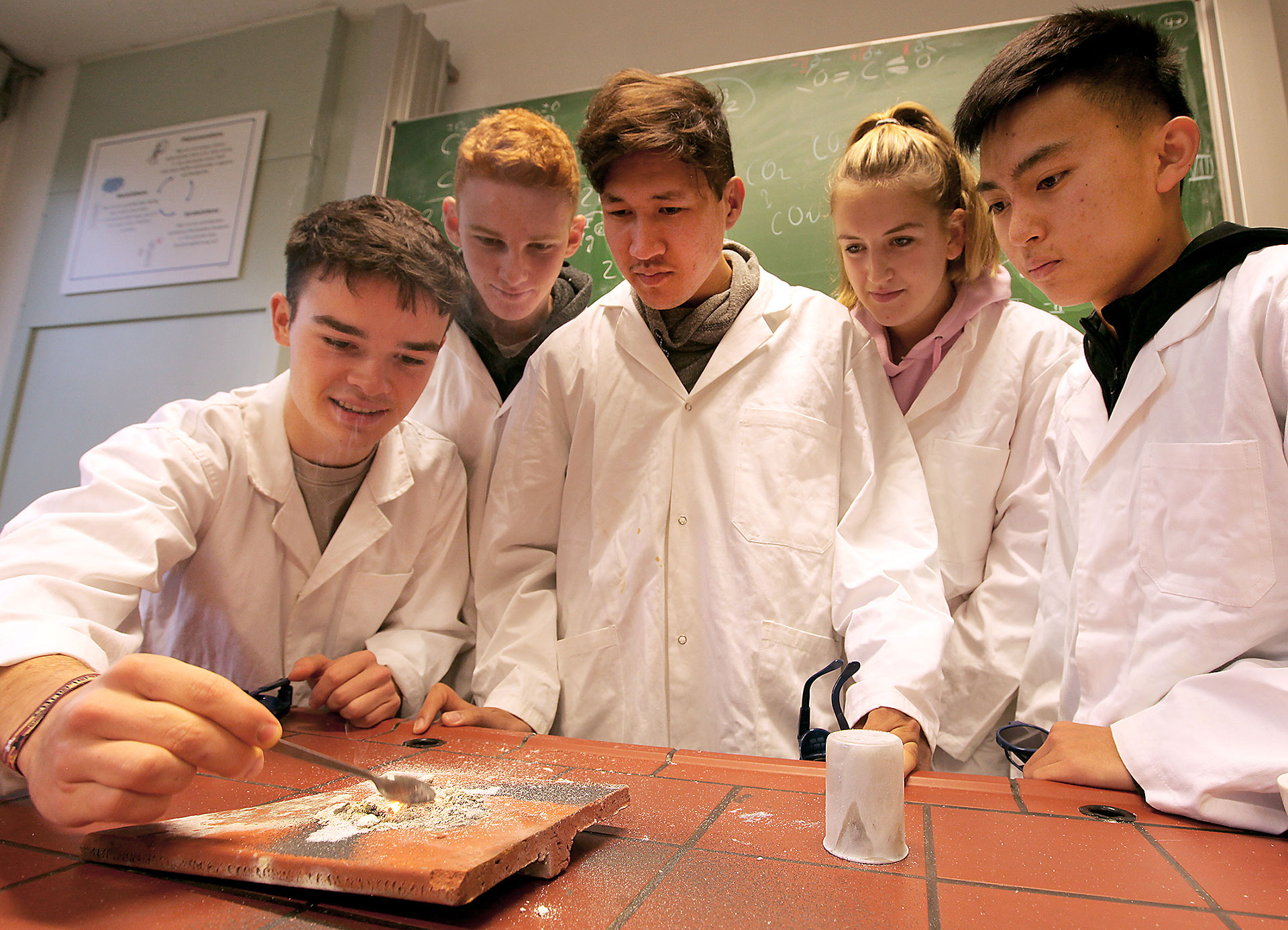 Steinmuehle_Chemie Schüler und Schülerinnen aus dem Internat Steinmühle interessieren sich für Chemie und lernen in Marburg, Hessen