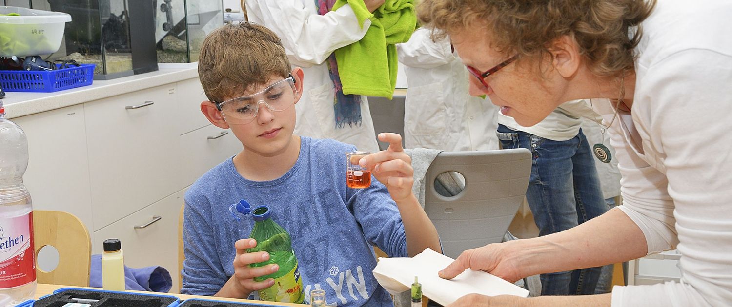 Steinmuehle_Chemie Schüler und Schülerinnen aus dem Internat Steinmühle interessieren sich für Chemie und lernen in Marburg, Hessen