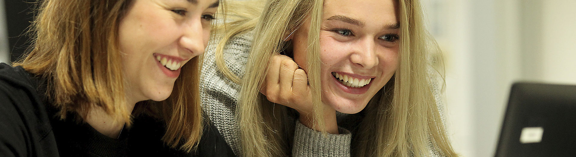 Steinmuehle_Gymnasium_1 Glückliche Schülerin aus dem Internat Steinmühle in Marburg, Hessen