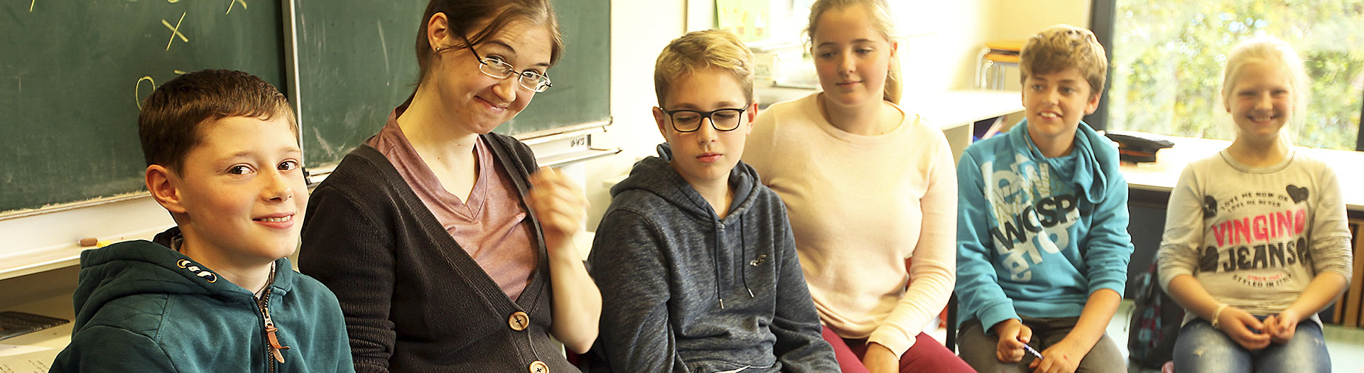 Schülerinnen und Schüler bilden Lerngruppen und lernen gemeinsam in der Schule & Internat Steinmühle in Marburg, Hessen