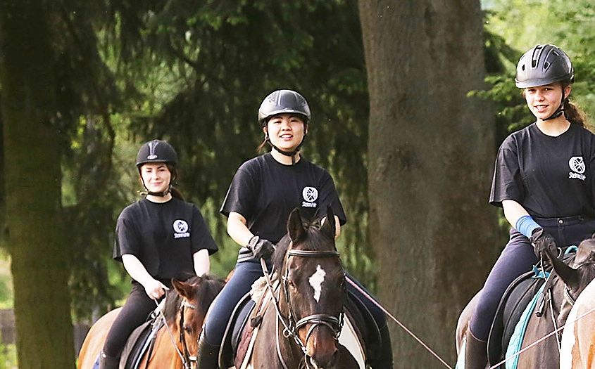 Schülerinnen aus der Schule & Internat Steinmühle reiten auf dem Reitgelände der Schule in Marburg, Hessen