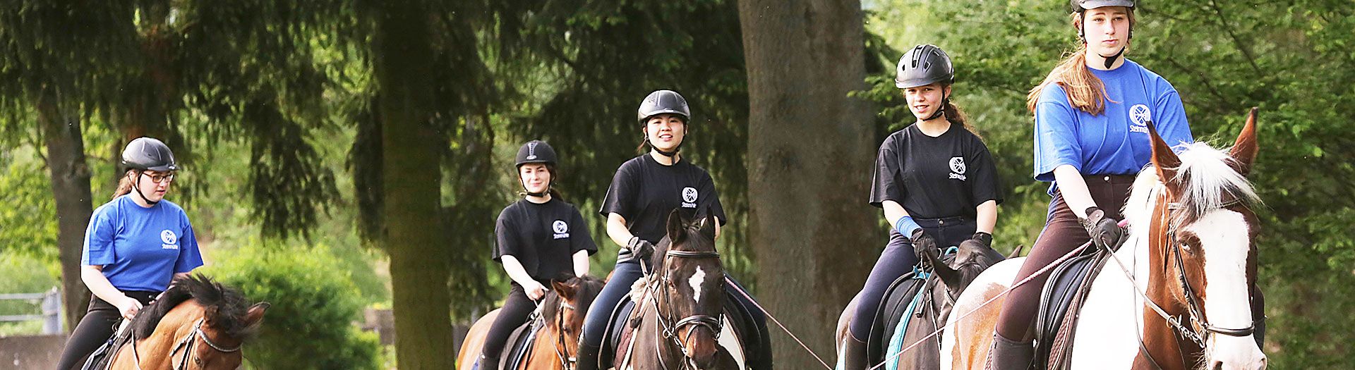 Schülerinnen aus der Schule & Internat Steinmühle reiten auf dem Reitgelände der Schule in Marburg, Hessen