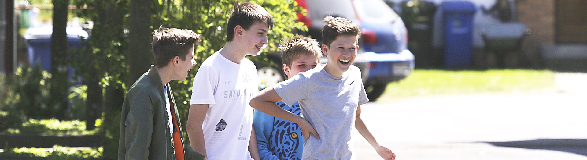 Steinmuehle_ueber_uns Glückliche Schüler aus dem Internat Steinmühle auf dem Schulhof in Marburg, Hessen