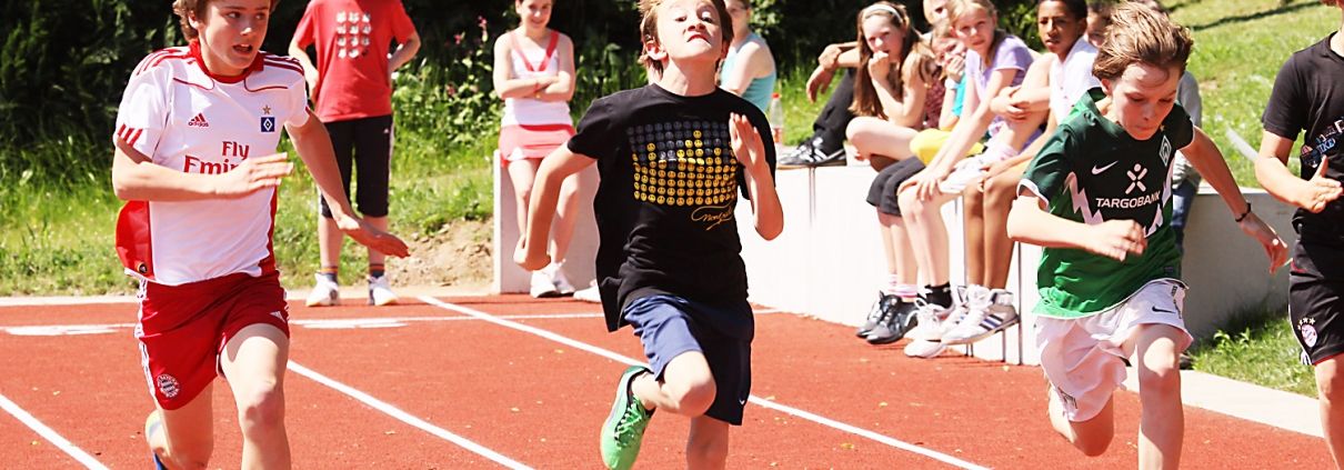 sport Schüler aus dem Sportinternat Steinmühle sprinten auf der Laufbahn in Marburg, Hessen